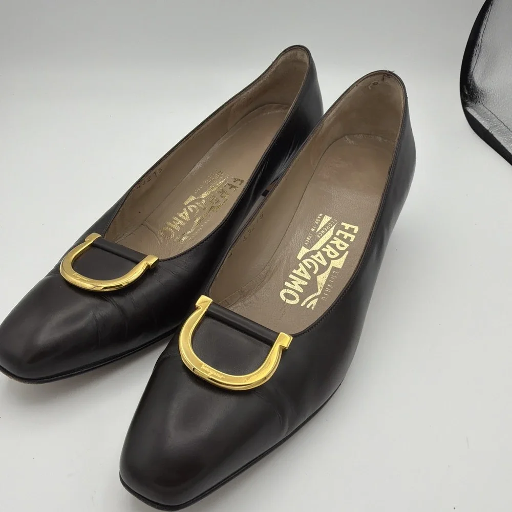 Ferragamo Brown Leather Pumps Gancini Gold Buckle Low Heel 7.5 AA.      1682‎